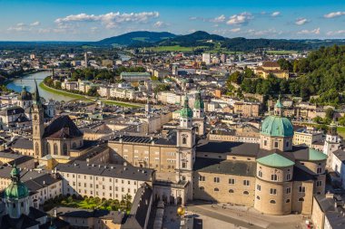 Salzburg, Avusturya - 25 Temmuz 2017: Hava panoramik Salzburg Katedrali, Avusturya'da güzel bir gün