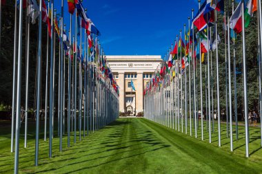 Geneva, İsviçre - 25 Temmuz 2017: Birleşmiş Milletler giriş ve Cenevre'de binada bir güzel yaz günü, İsviçre