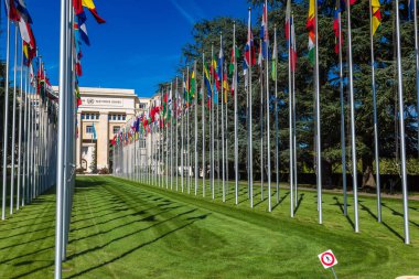 Geneva, İsviçre - 25 Temmuz 2017: Birleşmiş Milletler giriş ve Cenevre'de binada bir güzel yaz günü, İsviçre