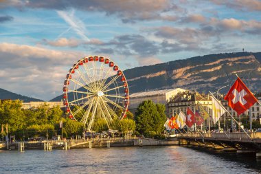 Geneva, İsviçre - 25 Temmuz 2017: dönme dolap Cenevre'de bir güzel yaz günü, İsviçre