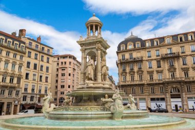 Lyon, Fransa - 25 Temmuz 2017: Çeşme Jacobin'ın Meydanı'bir güzel yaz günü Lyon, Fransa