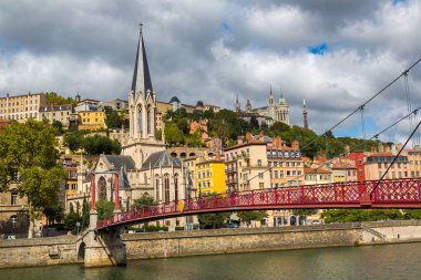 Lyon, Fransa - 25 Temmuz 2017: Yaya Saint Georges yaya köprüsü ve bir güzel yaz günü Saint Georges kilisede Lyon, Fransa