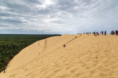 Lyon, Fransa - 25 Temmuz 2017: Dune, Pilat (Dune du pile) - en yüksek kumul Avrupa, Arcachon Bay, Aquitaine, Fransa, Atlantik Okyanusu