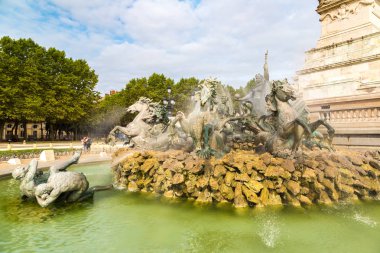 Lyon, Fransa - 25 Temmuz 2017: Çeşme anıt aux Girondins Bordeaux, Fransa'da bir güzel yaz gün