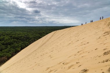 Lyon, Fransa - 25 Temmuz 2017: Dune, Pilat (Dune du pile) - en yüksek kumul Avrupa, Arcachon Bay, Aquitaine, Fransa, Atlantik Okyanusu