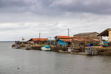 Arcachon, Fransa - 25 Temmuz 2017: İstiridye köyde bir güzel yaz günü Arcachon Bay, Fransa