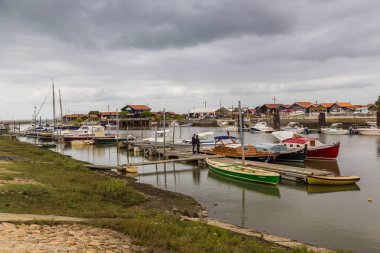 Arcachon, Fransa - 25 Temmuz 2017: İstiridye köyde bir güzel yaz günü Arcachon Bay, Fransa