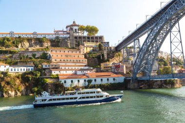 Porto, Portekiz - 12 Haziran 2017: Panoramik hava görünümünde Porto Dom Luis köprünün bir güzel yaz günü, Portekiz