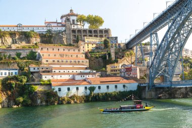 Porto, Portekiz - 12 Haziran 2017: Panoramik hava görünümünde Porto Dom Luis köprünün bir güzel yaz günü, Portekiz