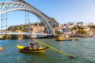 Porto, Portekiz - 12 Haziran 2017: Şarap fıçıları ve Douro nehir Porto bir güzel yaz günü, Portekiz geleneksel tekneler