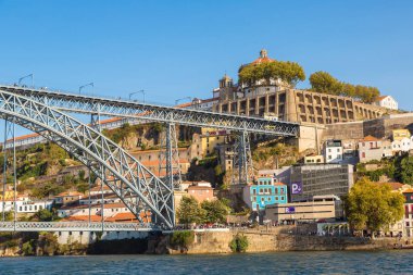 Porto, Portekiz - 12 Haziran 2017: Panoramik hava görünümünde Porto Dom Luis köprünün bir güzel yaz günü, Portekiz