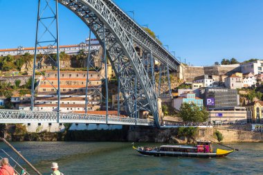 Porto, Portekiz - 12 Haziran 2017: Panoramik hava görünümünde Porto Dom Luis köprünün bir güzel yaz günü, Portekiz