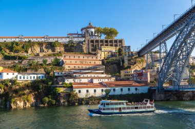 Porto, Portekiz - 12 Haziran 2017: Panoramik hava görünümünde Porto Dom Luis köprünün bir güzel yaz günü, Portekiz