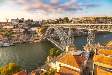 Porto, Portekiz - 12 Haziran 2017: Panoramik hava görünümünde Porto Dom Luis köprünün bir güzel yaz günü, Portekiz