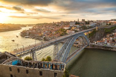 Porto, Portekiz - 12 Haziran 2017: Panoramik hava görünümünde Porto Dom Luis köprünün bir güzel yaz günü, Portekiz
