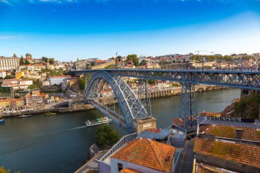 Porto, Portekiz - 12 Haziran 2017: Panoramik hava görünümünde Porto Dom Luis köprünün bir güzel yaz günü, Portekiz