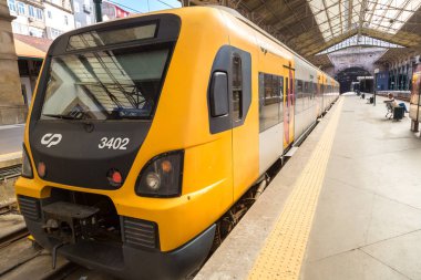 Porto, Portekiz - 12 Haziran 2017: Sao Bento Tren İstasyonu bir güzel yaz günü, Porto, Portekiz