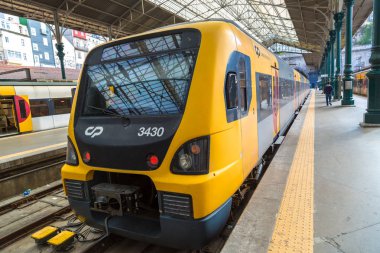 Porto, Portekiz - 12 Haziran 2017: Sao Bento Tren İstasyonu bir güzel yaz günü, Porto, Portekiz