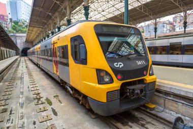 Porto, Portekiz - 12 Haziran 2017: Sao Bento Tren İstasyonu bir güzel yaz günü, Porto, Portekiz