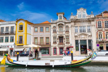 Aveiro, Portekiz - 25 Temmuz 2017: Şehrin ana kanalda bir güzel yaz günü Aveiro, Portekiz geleneksel tekneler