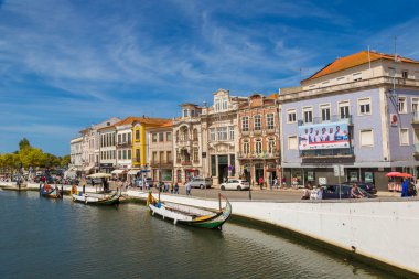 Aveiro, Portekiz - 25 Temmuz 2017: Şehrin ana kanalda bir güzel yaz günü Aveiro, Portekiz geleneksel tekneler