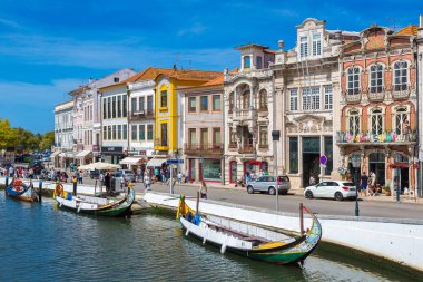 Aveiro, Portekiz - 25 Temmuz 2017: Şehrin ana kanalda bir güzel yaz günü Aveiro, Portekiz geleneksel tekneler