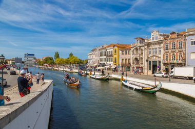 Aveiro, Portekiz - 25 Temmuz 2017: Şehrin ana kanalda bir güzel yaz günü Aveiro, Portekiz geleneksel tekneler
