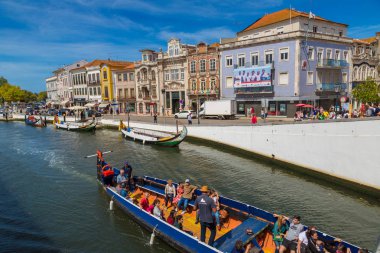Aveiro, Portekiz - 25 Temmuz 2017: Şehrin ana kanalda bir güzel yaz günü Aveiro, Portekiz geleneksel tekneler