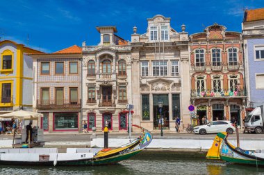 Aveiro, Portekiz - 25 Temmuz 2017: Şehrin ana kanalda bir güzel yaz günü Aveiro, Portekiz geleneksel tekneler