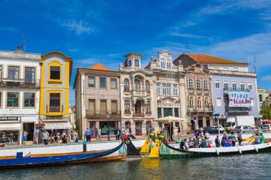 Aveiro, Portekiz - 25 Temmuz 2017: Şehrin ana kanalda bir güzel yaz günü Aveiro, Portekiz geleneksel tekneler