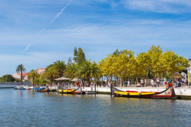 Aveiro, Portekiz - 25 Temmuz 2017: Şehrin ana kanalda bir güzel yaz günü Aveiro, Portekiz geleneksel tekneler