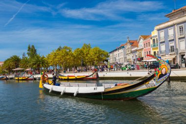 Aveiro, Portekiz - 25 Temmuz 2017: Şehrin ana kanalda bir güzel yaz günü Aveiro, Portekiz geleneksel tekneler