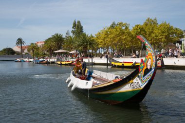 Aveiro, Portekiz - 25 Temmuz 2017: Şehrin ana kanalda bir güzel yaz günü Aveiro, Portekiz geleneksel tekneler