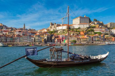 Porto, Portekiz - 12 Haziran 2017: Şarap fıçıları ve Douro nehir Porto bir güzel yaz günü, Portekiz geleneksel tekneler