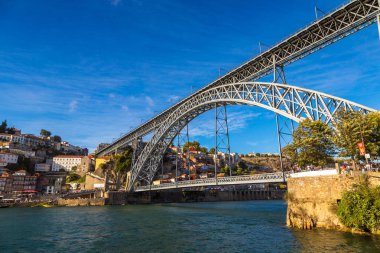 Porto, Portekiz - 12 Haziran 2017: Panoramik hava görünümünde Porto Dom Luis köprünün bir güzel yaz günü, Portekiz