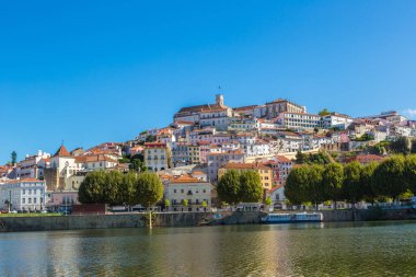 Coimbra, Portekiz - 12 Haziran 2017: Eski şehirde Coimbra, Portekiz bir güzel yaz günü