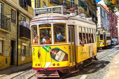Lisbon, Portekiz - 12 Haziran 2016: Vintage tramvay bir güzel yaz günü, Portekiz üzerinde 12 Haziran 2016 yılında Lizbon şehir merkezi