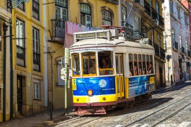 Lisbon, Portekiz - 12 Haziran 2016: Vintage tramvay bir güzel yaz günü, Portekiz üzerinde 12 Haziran 2016 yılında Lizbon şehir merkezi
