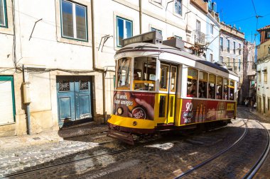 Lisbon, Portekiz - 12 Haziran 2016: Vintage tramvay bir güzel yaz günü, Portekiz üzerinde 12 Haziran 2016 yılında Lizbon şehir merkezi