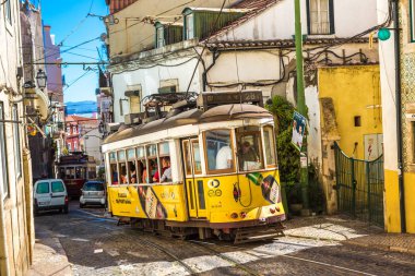 Lisbon, Portekiz - 12 Haziran 2016: Vintage tramvay bir güzel yaz günü, Portekiz üzerinde 12 Haziran 2016 yılında Lizbon şehir merkezi