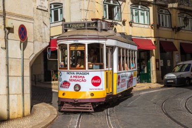 Lisbon, Portekiz - 12 Haziran 2016: Vintage tramvay bir güzel yaz günü, Portekiz üzerinde 12 Haziran 2016 yılında Lizbon şehir merkezi
