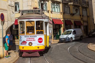 Lisbon, Portekiz - 12 Haziran 2016: Vintage tramvay bir güzel yaz günü, Portekiz üzerinde 12 Haziran 2016 yılında Lizbon şehir merkezi
