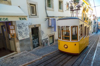 Lisbon, Portekiz - 12 Haziran 2016: Gloria füniküler bir güzel yaz günü, Portekiz üzerinde 12 Haziran 2016 yılında Lizbon şehir merkezi