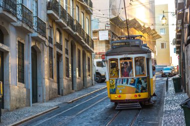 Lisbon, Portekiz - 12 Haziran 2016: Vintage tramvay bir güzel yaz günü, Portekiz üzerinde 12 Haziran 2016 yılında Lizbon şehir merkezi