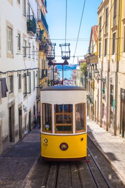 Lisbon, Portekiz - 12 Haziran 2016: Gloria füniküler bir güzel yaz günü, Portekiz üzerinde 12 Haziran 2016 yılında Lizbon şehir merkezi