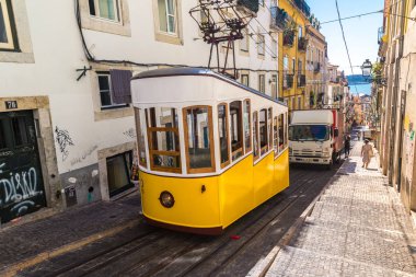 Lisbon, Portekiz - 12 Haziran 2016: Gloria füniküler bir güzel yaz günü, Portekiz üzerinde 12 Haziran 2016 yılında Lizbon şehir merkezi