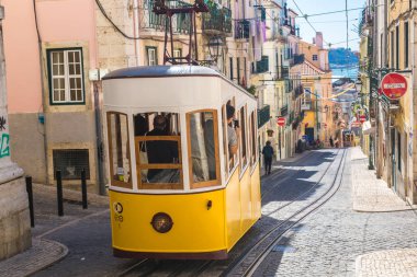 Lisbon, Portekiz - 12 Haziran 2016: Gloria füniküler bir güzel yaz günü, Portekiz üzerinde 12 Haziran 2016 yılında Lizbon şehir merkezi
