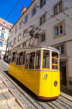 Lisbon, Portekiz - 12 Haziran 2016: Gloria füniküler bir güzel yaz günü, Portekiz üzerinde 12 Haziran 2016 yılında Lizbon şehir merkezi