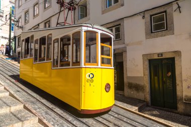 Lisbon, Portekiz - 12 Haziran 2016: Gloria füniküler bir güzel yaz günü, Portekiz üzerinde 12 Haziran 2016 yılında Lizbon şehir merkezi