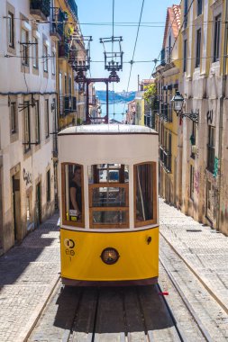 Lisbon, Portekiz - 12 Haziran 2016: Gloria füniküler bir güzel yaz günü, Portekiz üzerinde 12 Haziran 2016 yılında Lizbon şehir merkezi